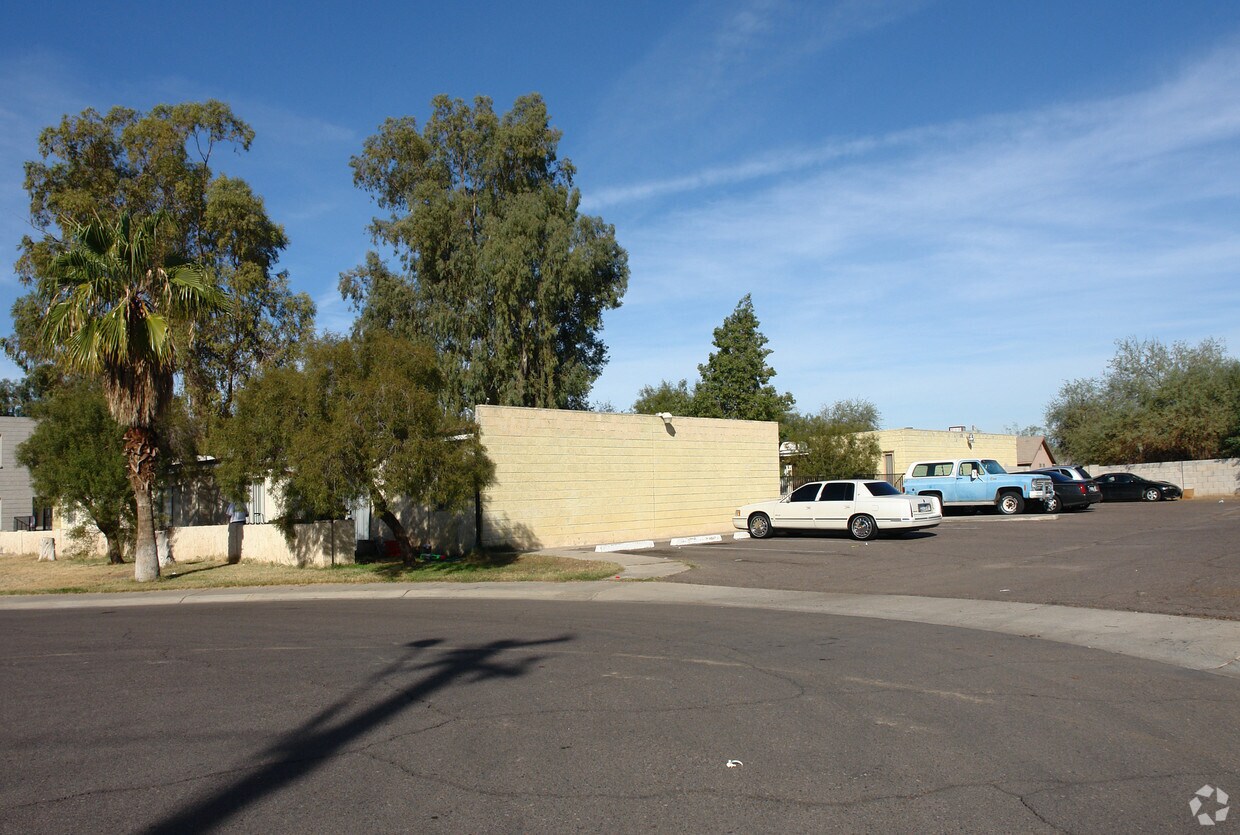 Primary Photo - 5800 W Claremont St
