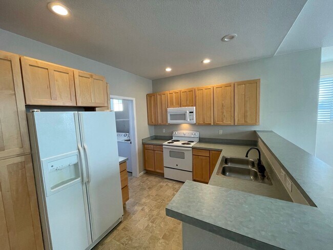 Foto del edificio - Built to Spoil! Gated Community in Denver with attached Garage!