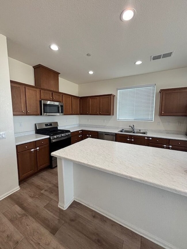 Foto del edificio - Upscale Living: Stunning 5-Bedroom, 3-Bath...