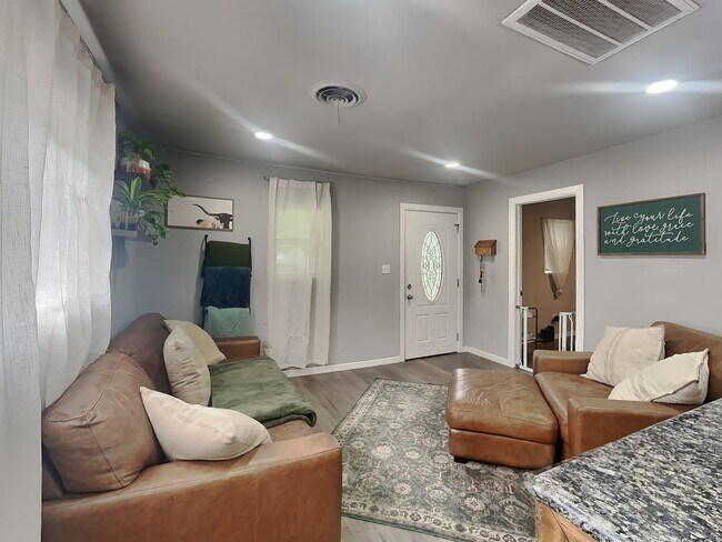 Foto del edificio - Front Porch Charm & Backyard Dreams!