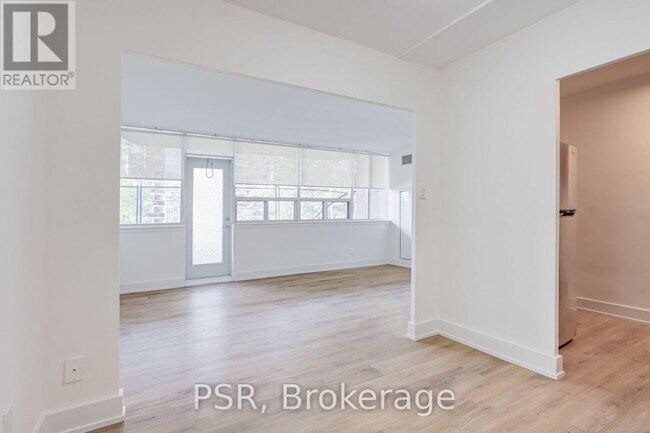 Photo du bâtiment - 240 Markland Dr