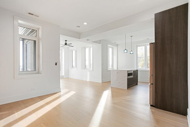 Foto del edificio - 7729 N Eastlake Terrace