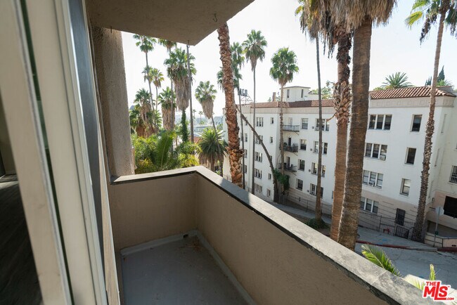 Foto del edificio - 1944 Whitley Ave