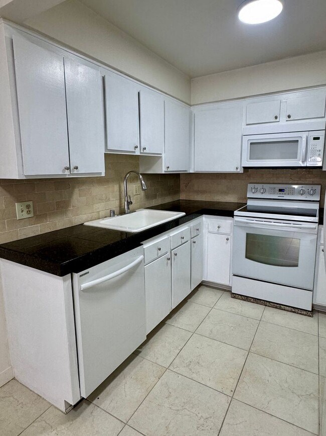 Foto del edificio - Spacious 2 Bedroom 2 Bath Condo