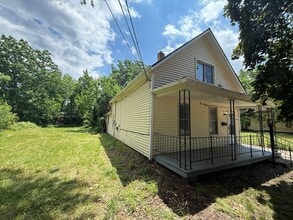 Building Photo - 5636 Drake Ave