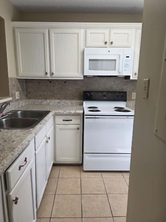 Foto del edificio - CHARMING CONDO READY FOR OCCUPANCY!