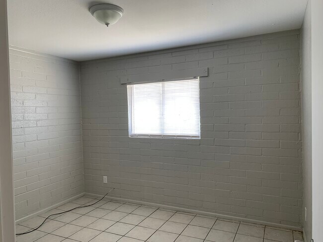 Foto del edificio - 415 W 10th St