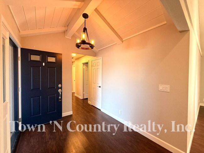 Building Photo - 1198 Loyola Dr