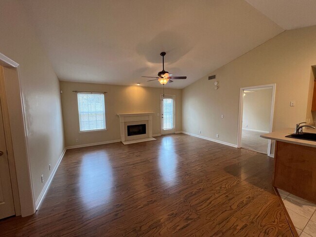 Foto del edificio - Available Now 3 BR 2 Bath Home in Lavernge with Fenced in Backyard!