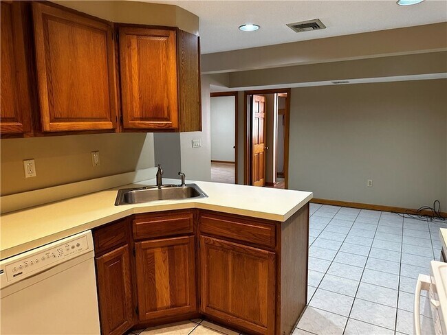 Building Photo - 95 Park Place Unit 202