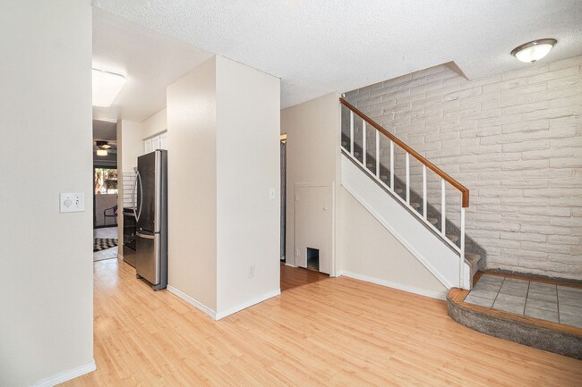 Building Photo - Well Maintained 2 Bed, 2 Bath Townhome in ...