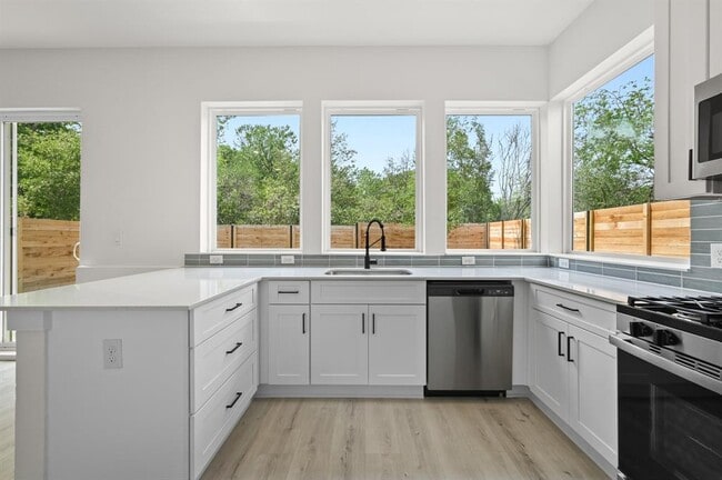 Foto del edificio - 2000 Riverside Farms Rd