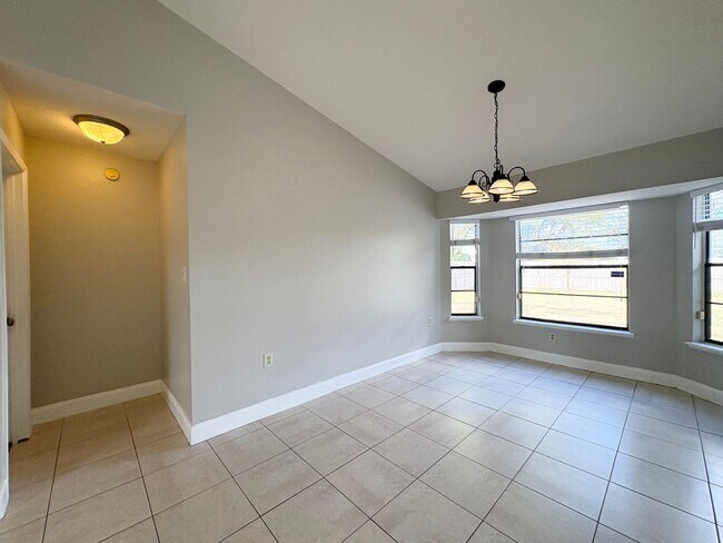 Foto del edificio - 4B/2B Home in Oviedo ~ Carpet Free ~ Top Rated Schools