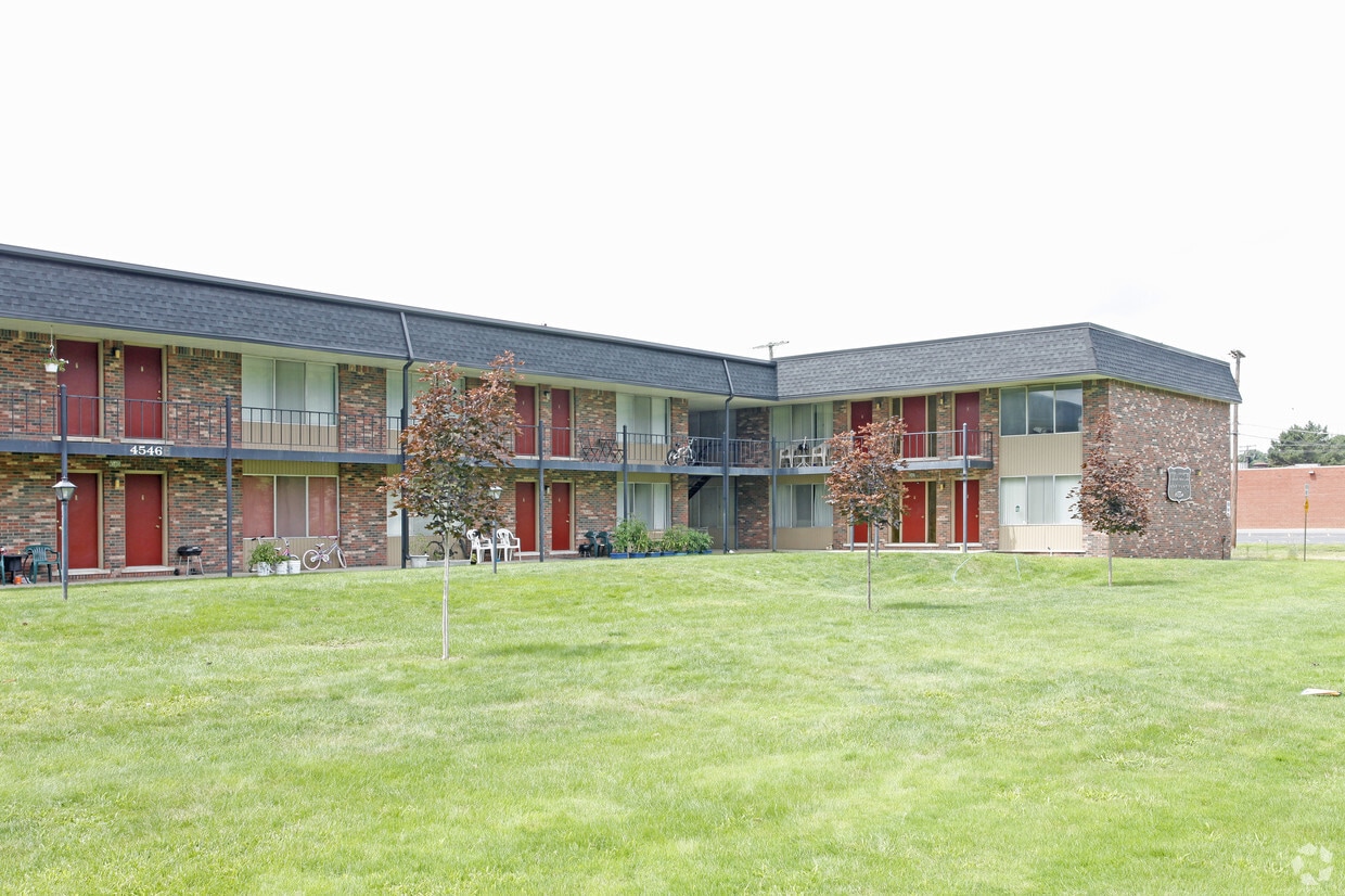 Utica Manor Apartments in Utica, MI