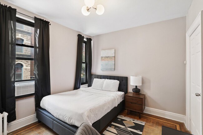 Building Photo - Queen room in 3-bed/1.0-bath Home