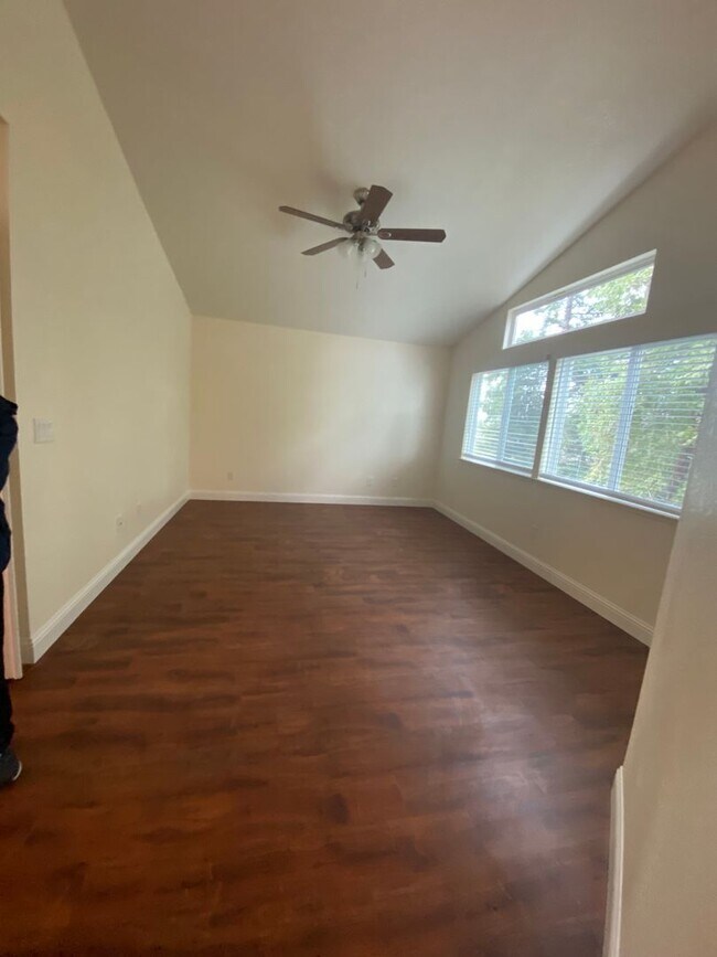 Foto del edificio - Located in a great neighborhood 4Bdm 3Ba H...