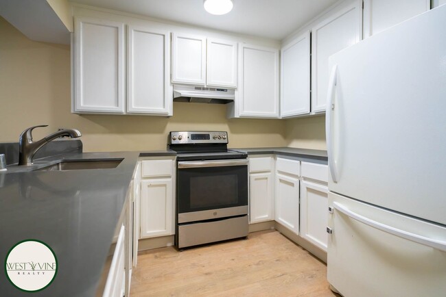 Building Photo - Remodeled 3 Bedroom Townhouse | Private Patio | Washer/Dryer