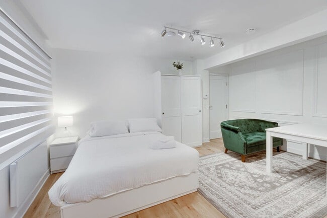 Building Photo - 1755 R. Saint-Denis