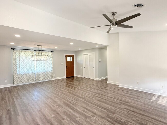 Foto del edificio - Beautiful 4 Bedroom Pool Home - Scenic Hei...