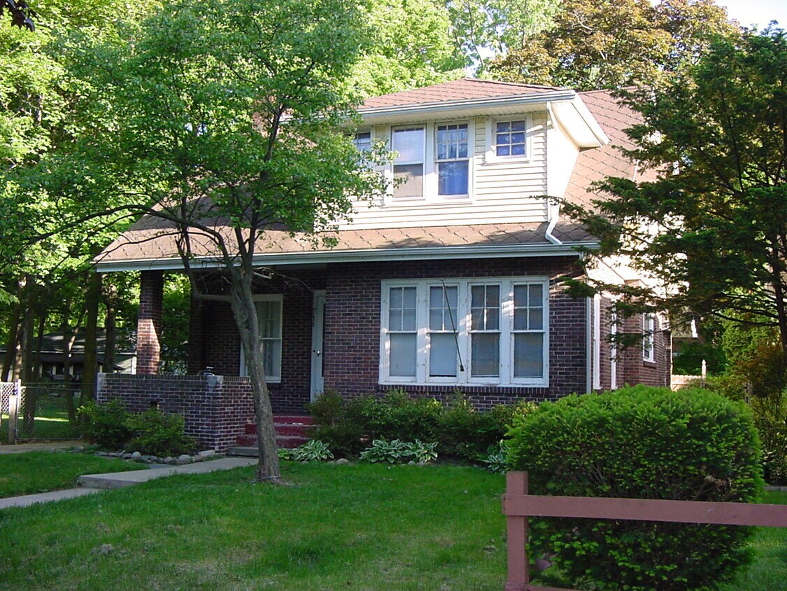 Primary Photo - 711 Britten Ave
