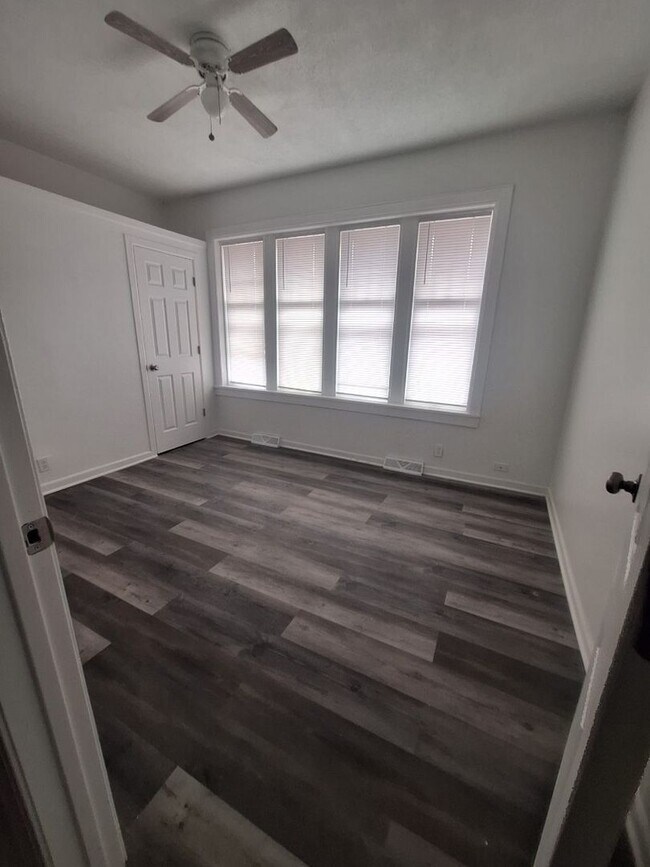 Foto del edificio - 320 W 16th St