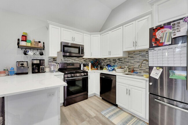 Building Photo - 594 Saddle River Rd