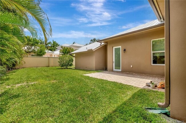 Building Photo - 311 SE Cardinal Way