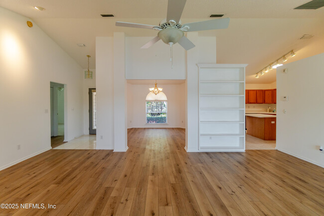 Building Photo - 1623 Sandy Springs Dr