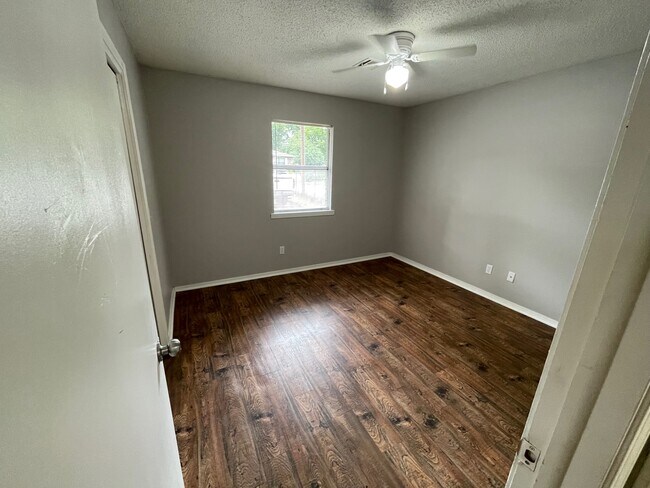 Building Photo - 1107 Marylyn St