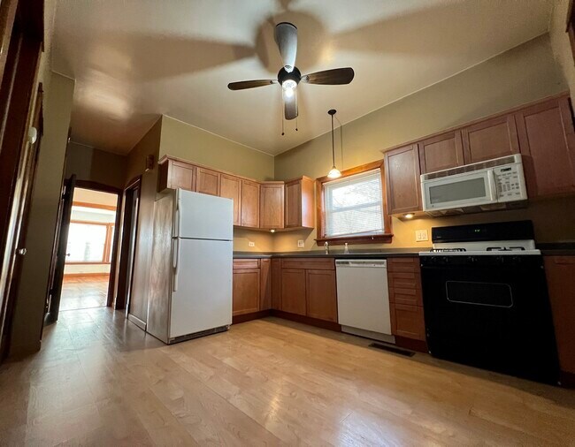 Foto del edificio - 2155 N Kilbourn Ave