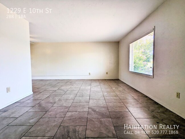 Foto del edificio - Pre-Lease!! Spacious 2 bed/1 bath Universi...