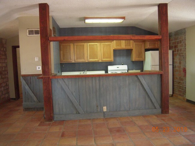 Building Photo - 2 bed / 1 bath rental