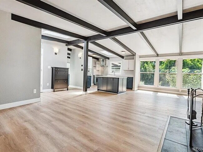 Foto del edificio - Quiet, Tree-Shaded Mid-Mod Steps to Downto...