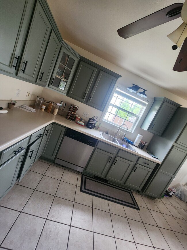Foto del edificio - 1524 Cedar Springs Cir