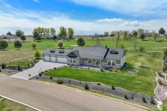Building Photo - Beautiful 4/3 on TimberStone Golf Course