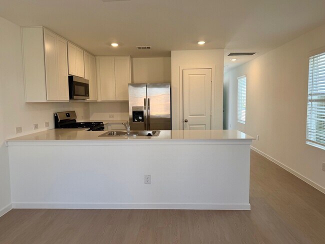 Building Photo - 921 Pertuso Ln