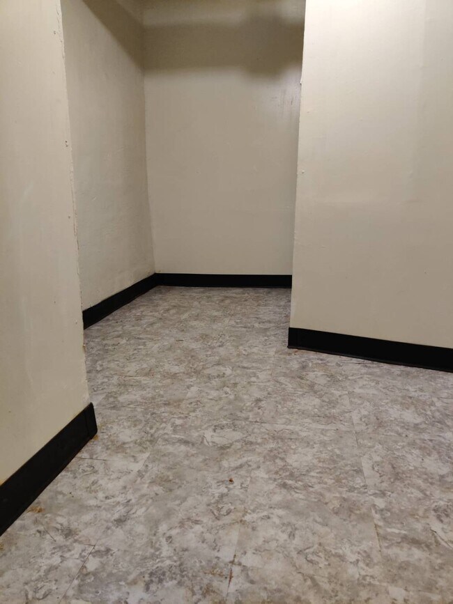 Foto del edificio - 599 E 2nd St