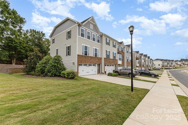 Foto del edificio - 2523 Grantham Place Dr