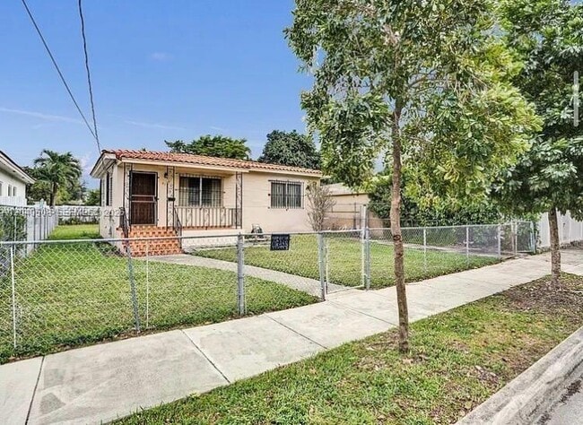 Foto del edificio - 831 NW 21st Ct