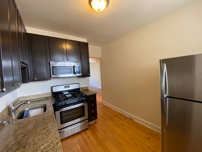 Kitchen Space - 6254 N Claremont Ave
