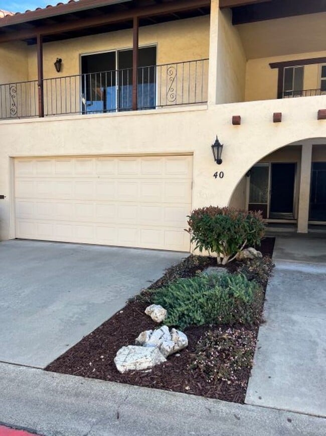 Building Photo - Spacious Los Gatos town home with two car garage.