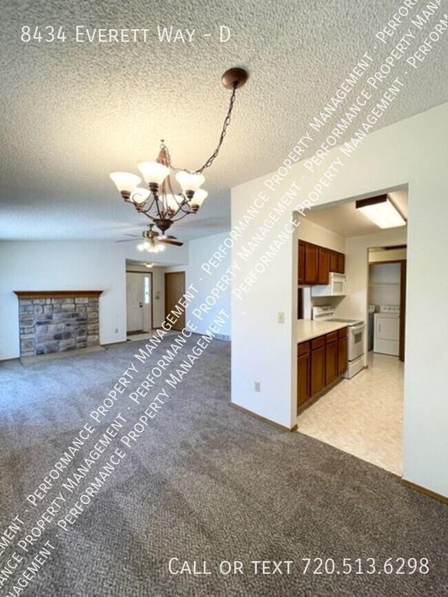 Building Photo - Lovely End Unit Condo Located in Beautiful...
