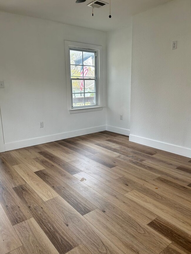 Building Photo - 1 Bedroom close to the University of Tulsa...