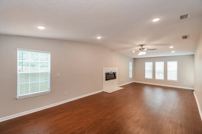 Foto del edificio - 8109 Grampell Dr