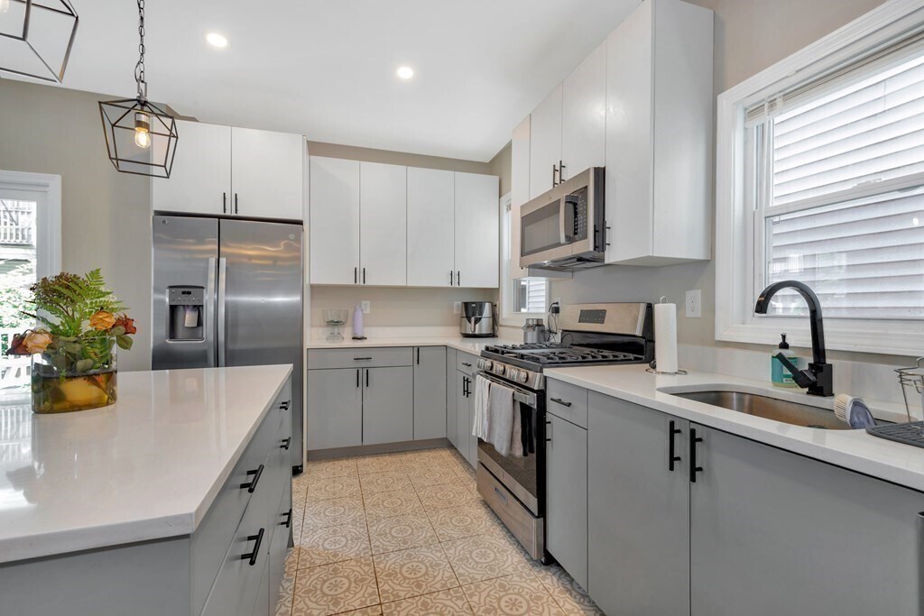 Primary Photo - 478 Columbus Ave