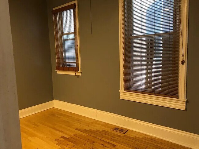 BR1 Unfurnished - 841 W Roscoe St