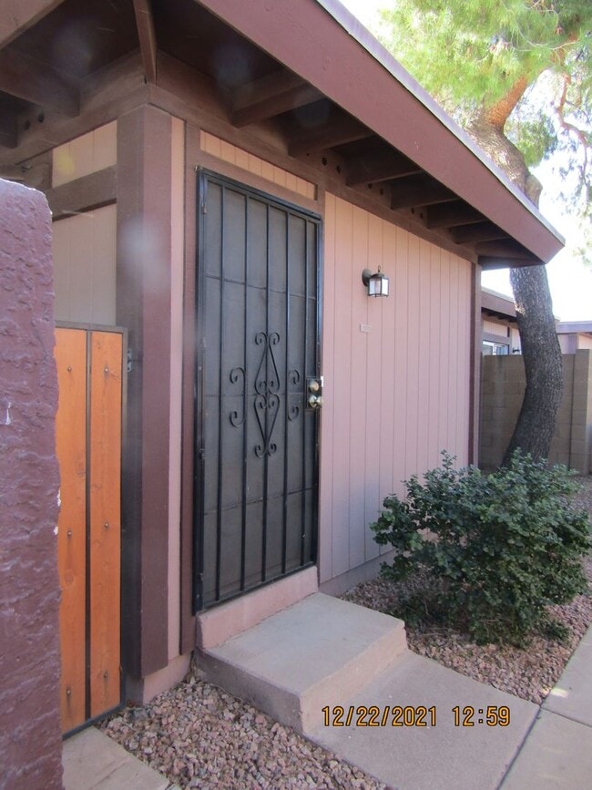 Building Photo - 828 S Hacienda Dr
