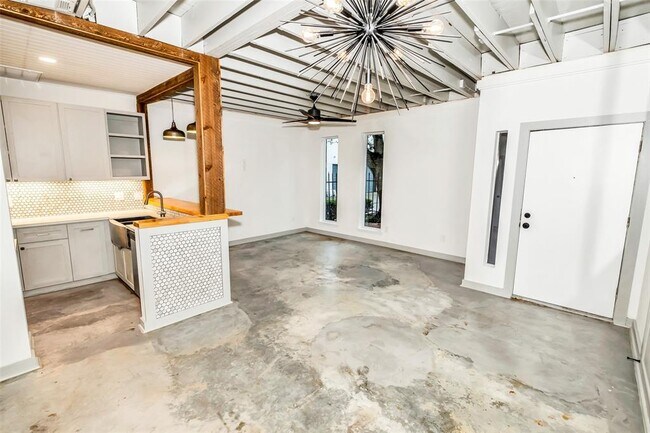 Building Photo - 1300 Augusta Dr