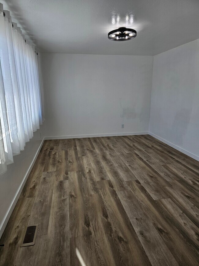 Building Photo - 345 160 N