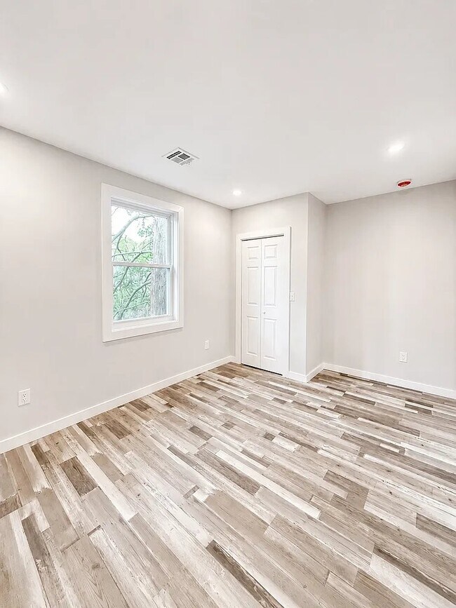 Foto del edificio - 182 Belmont Ave